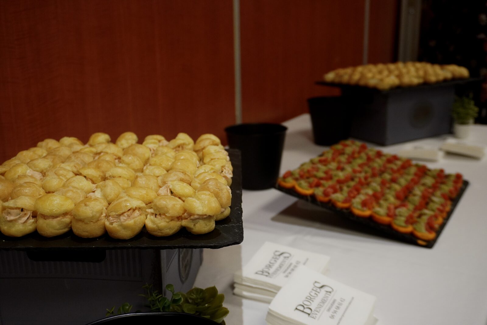 Buffet salé préparé pour l'apéritif de clôture de la conférence